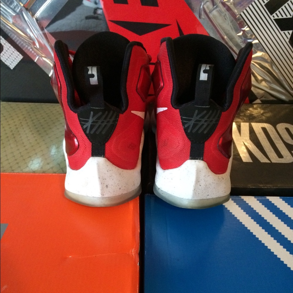 Lebron 13 - Picture 3 of 5
